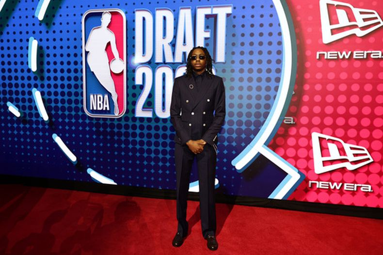 Isaiah Evans arriba para la primera ronda del Draft de la NBA el martes 23 de junio del 2026. (AP Foto/Adam Hunger)