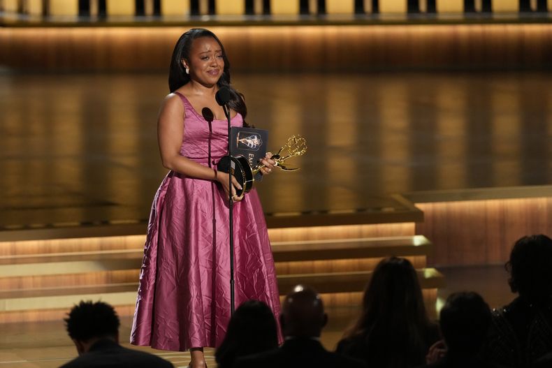 Quinta Brunson recibe el premio a mejor actriz de comedia por Abbott Elementary en la 75a edición de los Premios Emmy el lunes 15 de enero de 2024 en el Teatro Peacock de Los Ángeles. (Foto AP/Chris Pizzello)