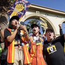 ARCHIVO - Los capitanes de SAG-AFTRA Iris Liu, izquierda, y Miki Yamashita, centro, el principal negociador de SAG-AFTRA Duncan Crabtree-Ireland en una manifestación de actores en huelga fuera del estudio de Paramount Pictures el 3 de noviembre de 2023, en Los Angeles. El sindicato SAG-AFTRA anunció que comenzará una huelga el 26 de junio por preocupaciones ante el uso sin protecciones de inteligencia artificial en la industria de los videojuegos. (Foto AP/Chris Pizzello, archivo)