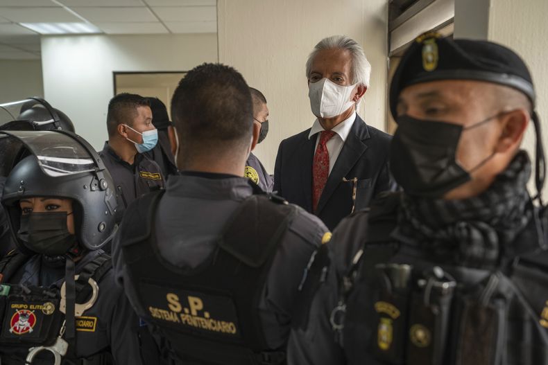 ARCHIVO - José Rubén Zamora, un periodista guatemalteco galardonado y fundador de El Periódico, llega a la corte para su audiencia por un cargo de lavado de dinero en la Ciudad de Guatemala, el 8 de agosto de 2022. Un grupo de trabajo de la ONU dijo el martes 2 de julio de 2024 que la detención de Zamora es arbitraria. (AP Foto/Moisés Castillo, Archivo)
