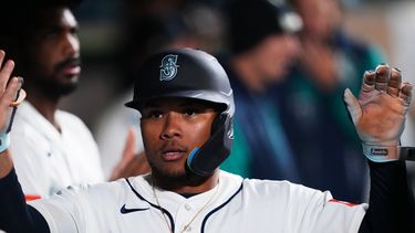 Michael Arroyo de los Marineros de Seattle es felicitado en el dugout tras anotar con el sencillo de dos carreras de Taylor Ward en la séptima entrada ante los Angelinos de Los Ángeles el sábado 26 de septiembre del 2026. (AP Foto/Lindsey Wasson)