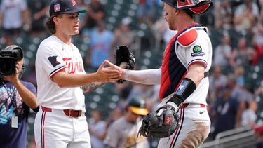 El relevista de los Mellizos de Minnesota Travis Adams celebra con el catcher Ryan Jeffers en el encuentro ante los Atléticos el domingo 26 de julio del 2026. (AP Foto/Bruce Kluckhohn)