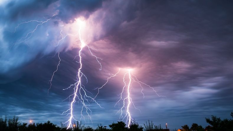 Florida: un rayo cayó sobre la antena de un vehículo el 14 de junio de 2021 en el sur de la Florida y dejó una hendidura de 7 pies de largo y 4 pulgadas de ancho