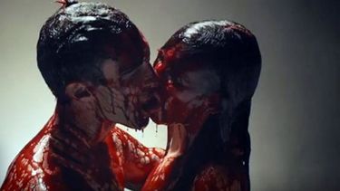 americateve | El vocalista de Maroon 5, Adam Levine, protagoniza junto a su esposa Behati Prisnloo el controvertido videoclip "Animals", el último tema de la banda