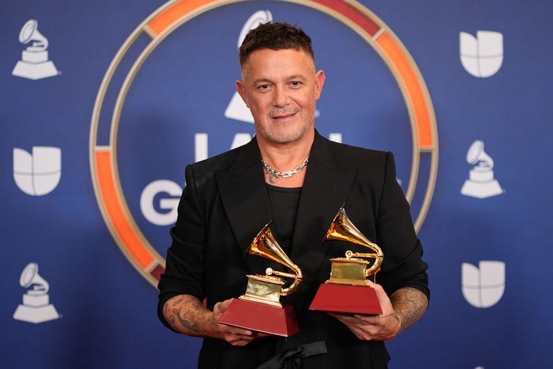 Alejandro Sanz, ganador de los premios a mejor álbum pop contemporáneo por ¿Y ahora qué? y grabación del año por Palmeras en el jardín, posa en la sala de prensa durante los Latin Grammy 2025 el jueves 13 de noviembre de 2025 en el MGM Grand de Las Vegas. (Foto AP/John Locher)