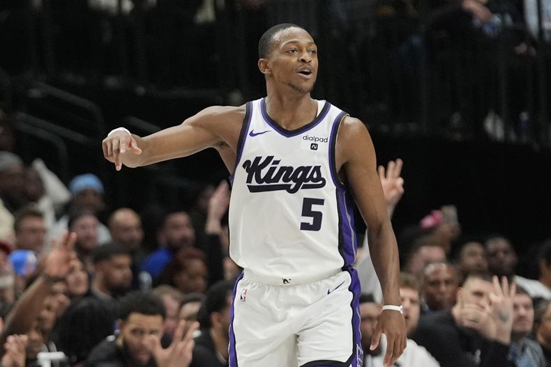 El armador de los Kings de Sacramento DeAaron Fox reacciona luego de encestar un triple durante la primera mitad del juego de baloncesto de la NBA, el sábado 27 de enero de 2024. (AP Foto/LM Otero)