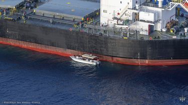 En esta fotografía sin fecha proporcionada por el Estado Mayor de las Fuerzas Armadas de Francia el jueves 30 de mayo de 2024, se muestra la embarcación Laax, un granelero de propiedad griega y pabellón de las Islas Marshall que fue atacado por combatientes hutíes de Yemen esta semana. (Etat Major des Armees vía AP)