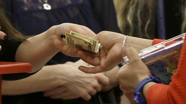 Gasto de consumidores en EUU se debilita en diciembre