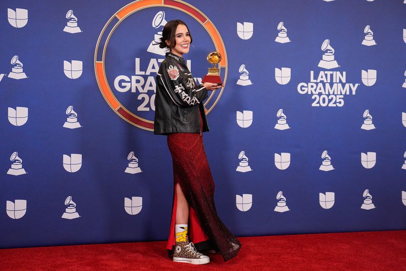 Paloma Morphy, ganadora del premio a mejor nuevo artista, posa en la sala de prensa durante los Latin Grammys 2025 el jueves 13 de noviembre de 2025 en el MGM Grand de Las Vegas. (Foto AP/John Locher)