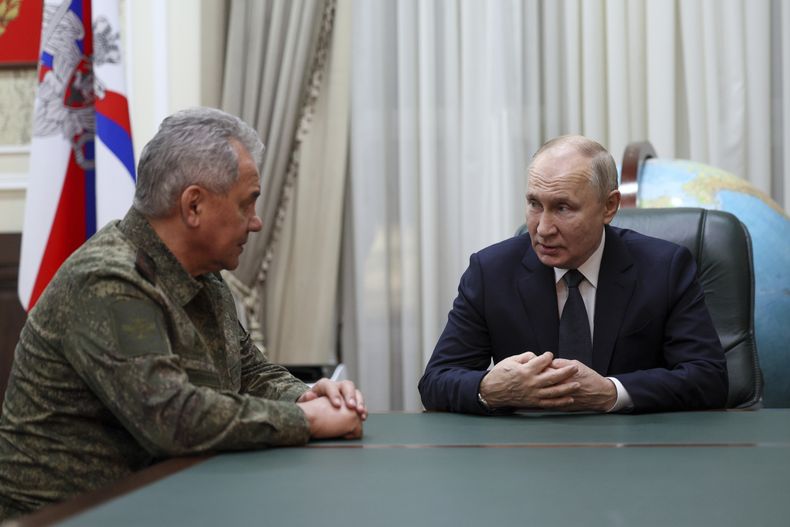 El presidente de Rusia, Vladímir Putin (derecha), habla con el ministro de Defensa del país, Sergei Shoigu, en el centro de mando del distrito militar del sur del país, en Rostov del Don, Rusia, el 9 de noviembre de 2023. (Gavriil Grigorov, Sputnik, Kremlin Pool Foto vía AP)