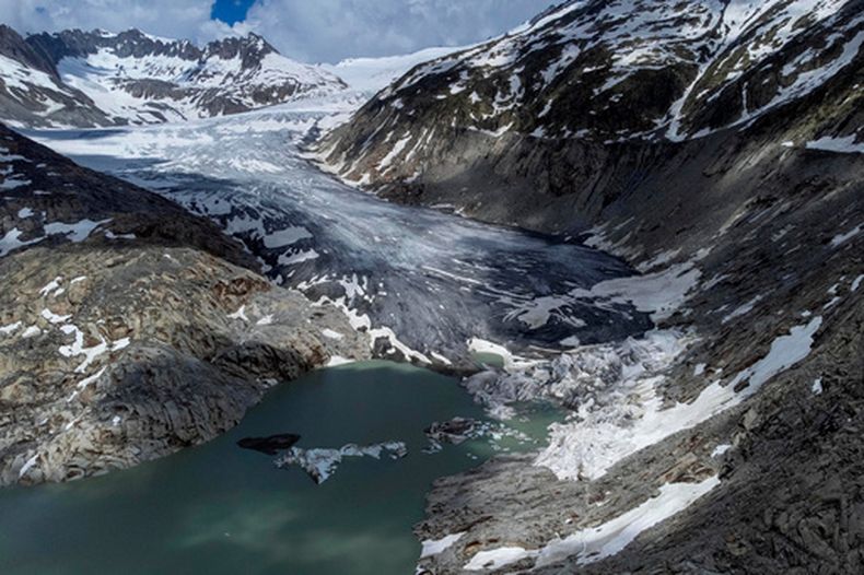 ARCHIVO — Un lago de hielo derretido en la lengua del glaciar Ródano cerca de Goms, Suiza, el 13 de junio de 2023. (AP Foto/Matthias Schrader, Archivo)