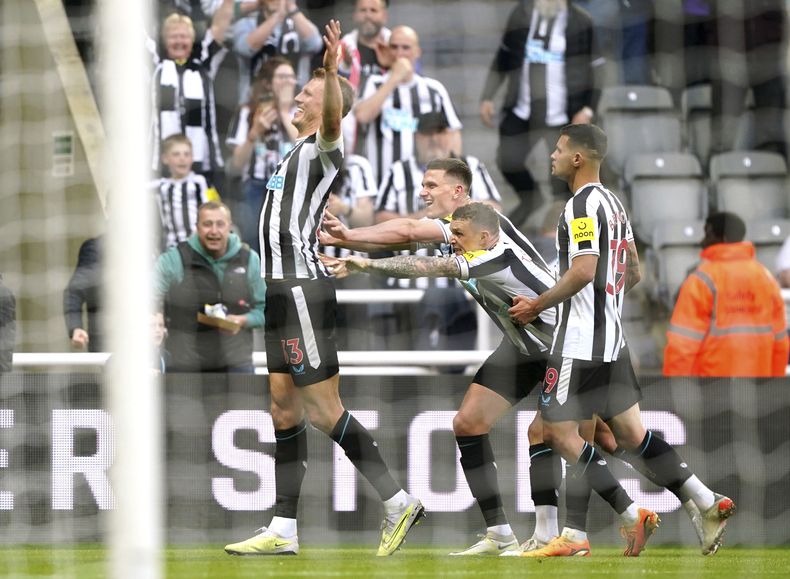 Dan Burn (izquierda) de Newcastle celebra tras marcar un gol ante Brighton en la Liga Premier, el jueves 18 de mayo de 2023, en Newcastle. (Owen Humphreys/PA vía AP)