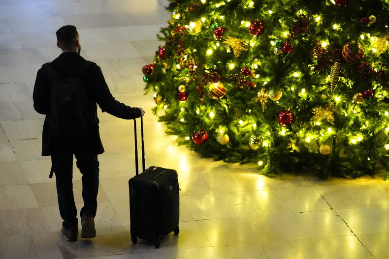 Una persona camina por la estación 30th Street Station en Filadelfia, el 22 de noviembre de 2023. (AP Foto/Matt Rourke, Archivo)