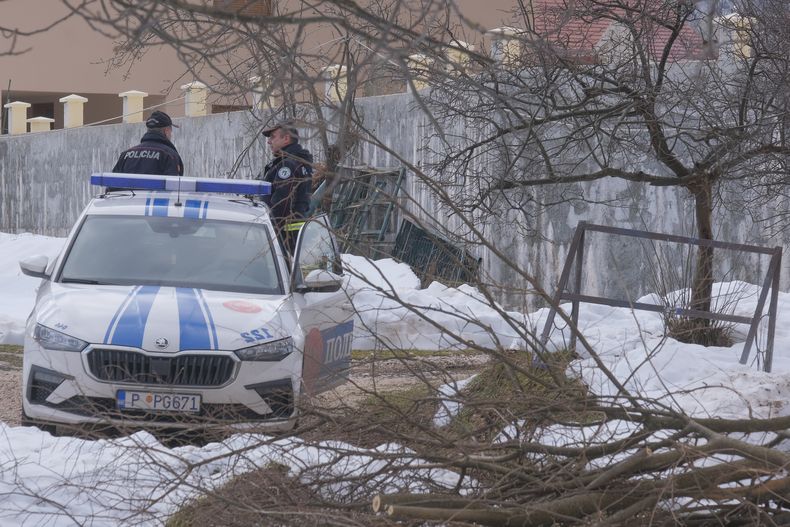 Agentes de la policía vigilan la casa de un agresor luego de un tiroteo en Cetiña, Montenegro, el jueves 2 de enero de 2025. (AP Foto/Risto Bozovic)