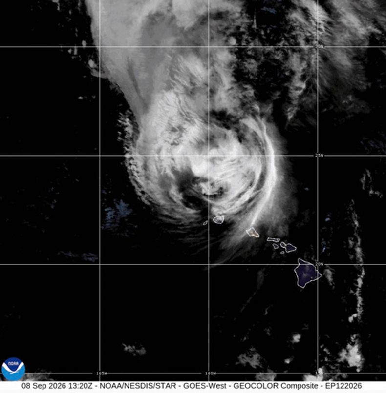 Esta imagen de satélite proporcionada por la NOAA muestra al huracán Lowell cerca de Hawai, el martes 8 de septiembre de 2026. (NOAA via AP)