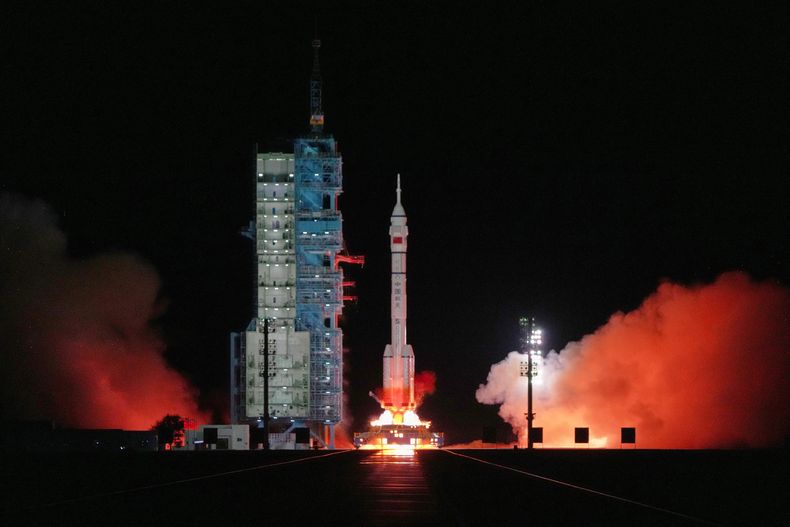 El cohete chino Larga Marcha 2F, que transporta a tres astronautas en la misión espacial tripulada Shenzhou 21, despega en el Centro de Lanzamiento de Satélites Jiuquan, en la provincia del mismo nombre, en el noroeste de China, el viernes 31 de octubre de 2025. (AP Foto/Andy Wong)
