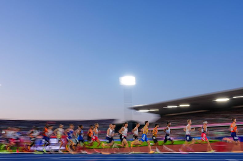 Atletas compiten en la final masculina de los 10,000 metros en el Campeonato Europeo de Atletismo en Birmingham, Inglaterra, el sábado 15 de agosto de 2026. (Foto AP/Petr David Josek)