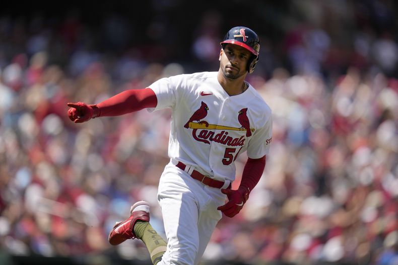 El colombiano Óscar Mercado de los Cardenales de San Luis celebra tras su sencillo remolcador en la cuarta entrada del juego ante los Dodgers de Los Ángeles el domingo 21 de mayo del 2023. (AP Foto/Jeff Roberson)