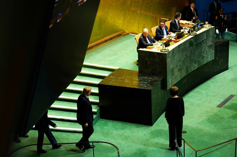 El presidente de Estados Unidos, Donald Trump, mira hacia el secretario general de Naciones Unidas, António Guterres, mientras se dirige a ofrecer un discurso en la Asamblea General de Naciones Unidas (UNGA) en la sede de la ONU, el martes 22 de septiembre de 2026. (Justin Tang/The Canadian Press via AP)