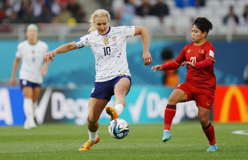 Lindsey Horan de los Estados Unidos pelea por el balón con Thi Van Su Ngan de Vietnam en el primer encuentro del Grupo E de la Copa Mundial femenina el sábado 22 de julio del 2023.(AP Foto/Abbie Parr)