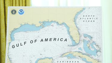 Un mapa con el nombre de Golfo de Estados Unidos, en la ceremonia de juramento del doctor Mehmet Oz como administrador de los Centros de Servicios de Medicare y Medicaid en la Oficina Oval de la Casa Blanca, el viernes 18 de abril de 2025, en Washington. (AP Foto/Alex Brandon)