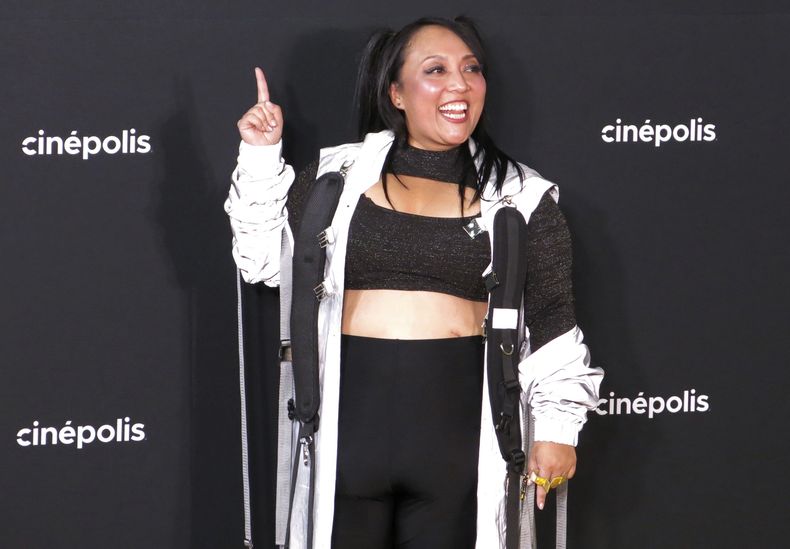 La actriz mexicana Michelle Rodríguez, del elenco de voces en español de Transformers: Rise of the Beasts posa a su llegada a la alfombra roja de la película en la Ciudad de México el 30 de mayo de 2023. (Foto AP/Berenice Bautista)