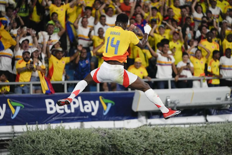 Jhon Durán, de la selección de Colombia, celebra su tanto ante Paraguay en un cotejo de la eliminatoria mundialista, el martes 25 de marzo de 2025 (AP Foto/Fernando Vergara)