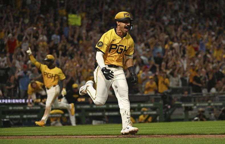 Nick Gonzales, de los Piratas de Pittsburgh, festeja luego de pegar el sencillo del triunfo sobre los Filis de Filadelfia, el viernes 19 de julio de 2024 (AP Foto/Justin Berl)