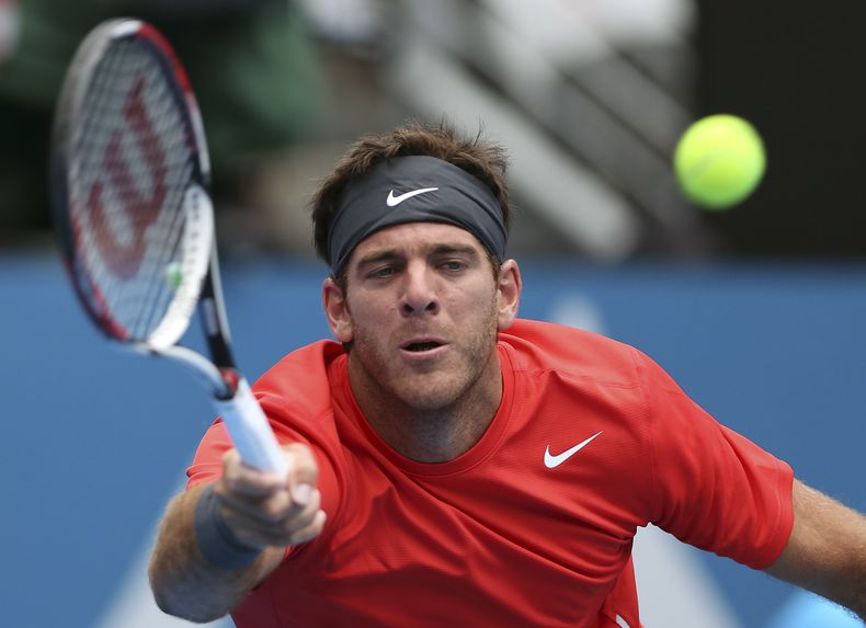 El argentino Juan Mart&iacute;n del Potro hace un tiro de derecha en su duelo de cuartos de final frente al checo Radek Stepanek, en el torneo de Sydney, el jueves 9 de enero de 2014 (AP Foto/Rob Griffith)