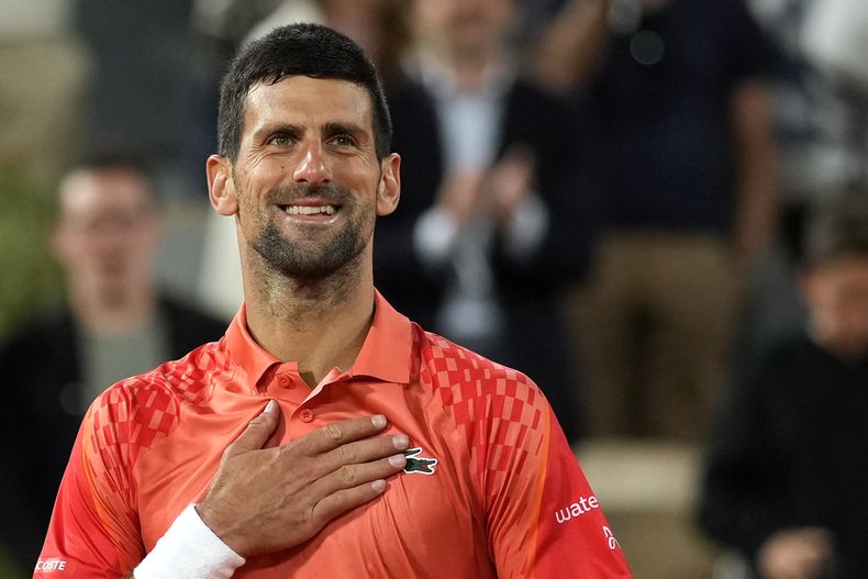 Novak Djokovic celebra tras derrotar a Marton Fucsovics durante la segunda ronda del Abierto de Francia, el miércoles 31 de mayo de 2023, en París. (AP Foto/Thibault Camus)