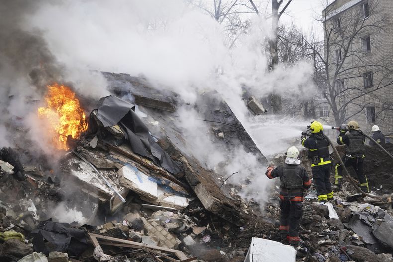 Rescatistas trabajan junto a los restos de un edificio dañado por un ataque ruso, en Járkiv, Ucrania, el 23 de junio de 2024. (AP Foto/Andrii Marienko)