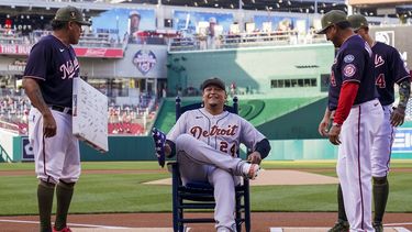 El venezolano Miguel Cabrera ríe sentado en una mecedora que le obsequiaron losN Nacionales de Washington, antes del juego del viernes 19 de mayo de 2023 (AP Foto/Alex Brandon)