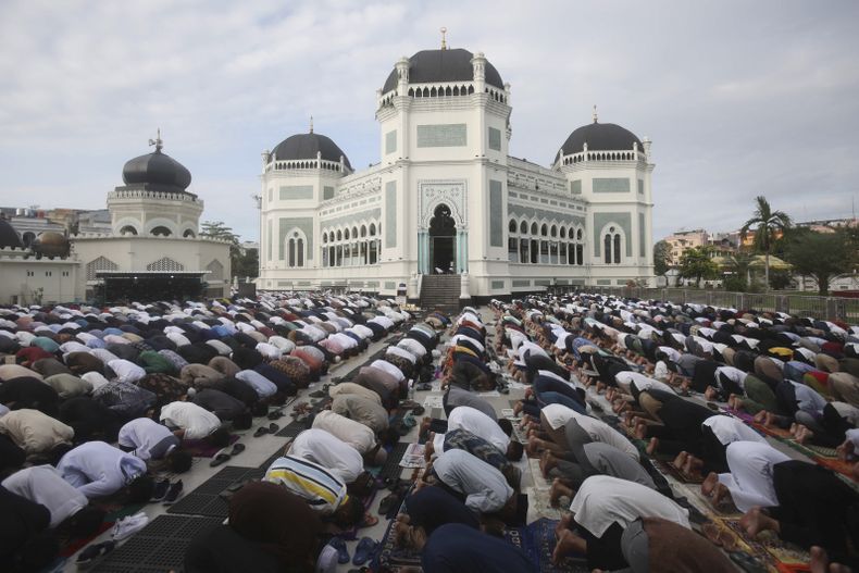 Musulmanes participan en el rezo matinal con motivo del feriado del Eid al-Adha, frente de la Gran Mezquita Al Mashun, en Medan, Indonesia, el 29 de junio de 2023. (AP Foto/Binsar Bakkara)