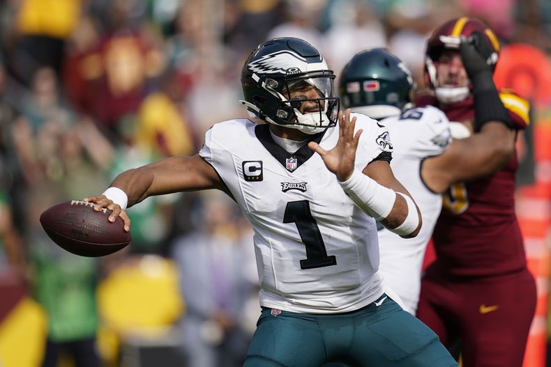 El quarterback de los Eagles de Filadelfia Jalen Hurts lanza el balón en el encuentro ante los Commanders de Washington en Landover, Maryland el domingo 29 de octubre del 2023. (AP Foto/Stephanie Scarbrough)
