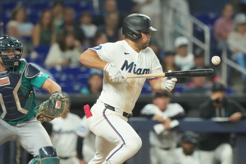 Jakob Marsee, de los Marlins de Miami, toca la pelota durante la octava entrada de un partido de béisbol contra los Marineros de Seattle, el martes 7 de julio de 2026, en Miami. (Foto AP/Marta Lavandier)
