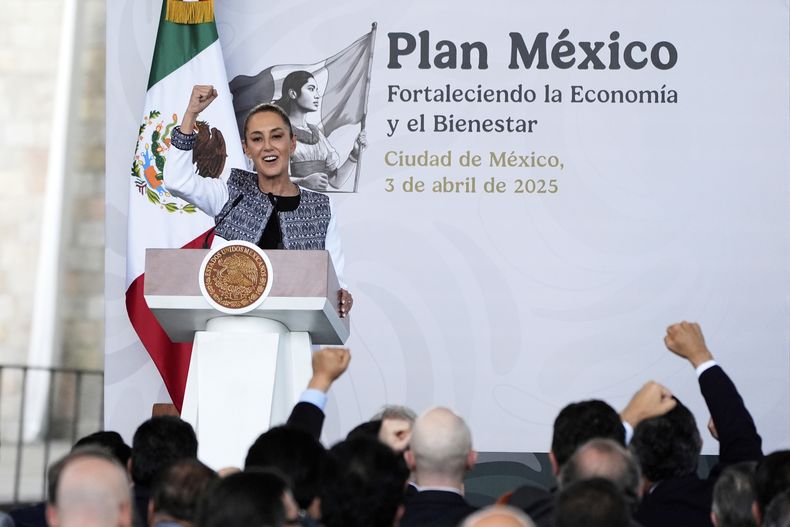 ARCHIVO - La presidenta mexicana Claudia Sheinbaum levanta el puño mientras habla con líderes empresariales nacionales en el Museo de Antropología de la Ciudad de México, el jueves 3 de abril de 2025. (AP Foto/Fernando Llano, Archivo)