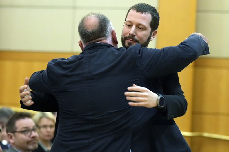 El cineasta y periodista Mstyslav Chernov de 20 Days in Mariupol recibe un abrazo del chef José Andrés tras una función del documental en el Departamento de Estado en Washington, el martes 27 de febrero de 2024. (Foto AP/Susan Walsh)