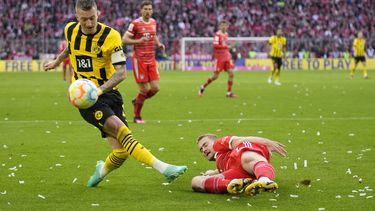 Marco Reus del Borussia Dortmund pugna el balón con Matthijs de Ligt del Bayern Múnich en un partido de la Bundesliga, el sábado 1 de abril de 2023. (AP Foto/Matthias Schrader)
