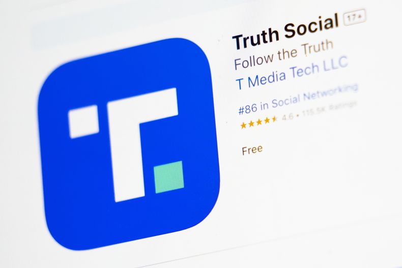 ARCHIVO – La pantalla de descarga de la aplicación Truth Social en una computadora portátil, el 20 de marzo de 2024, en Nueva York. (AP Foto/John Minchillo, Archivo)