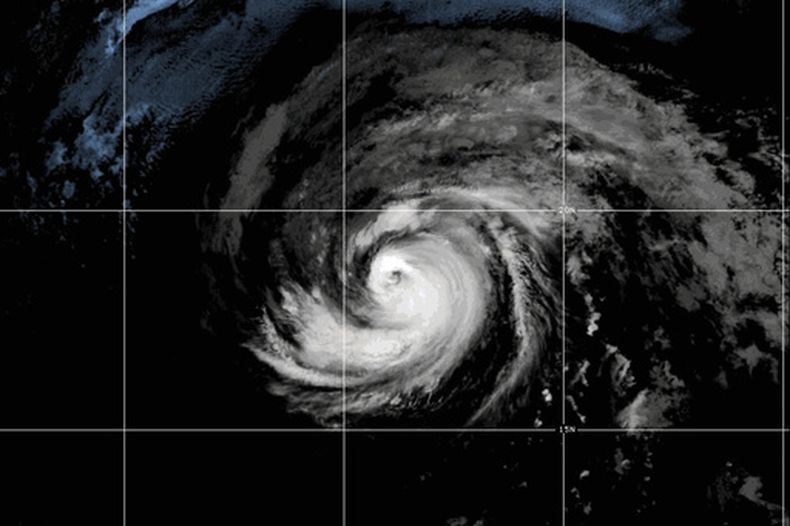 En esta imagen satelital distribuida por la NOAA tomada el 24 de julio de 2026, se muestra el huracán Fausto avanzando por el océano Pacífico. (NOAA via AP)