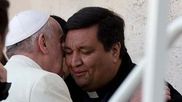 americateve | El papa Francisco saluda al sacerdote argentino Fabián Báez, a quien invitó a recorrer la Plaza de San Pedro en su papamóvil durante la audiencia general del miércoles 8 de enero de 2014.  (AP Photo/Alessandra Tarantino)