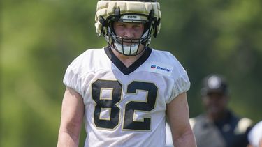 ARCHIVO- Foster Moreau, tight end de los Saints de Nueva Orleans, camina en un receso de ejercicios durante el entrenamiento del equipo de la NFL, en Metairie, Louisiana, el 23 de mayo de 2023. Moreau dice estar en remisión total del cáncer que le detectaron los doctores del equipo a finales de marzo. (AP Foto/Gerald Herbert, Archivo)