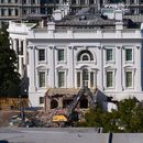Obreros de la construcción en la azotea del Tesoro de Estados Unidos, abajo a la derecha, observan las obras en una parte prácticamente demolida del Ala Este de la Casa Blanca, el jueves 23 de octubre de 2025, en Washington, antes de la construcción de un nuevo salón de baile. (AP Foto/Jacquelyn Martin)