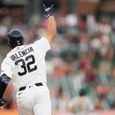 Eduardo Valencia, de los Tigres de Detroit, dobla por la primera base tras conectar un jonrón contra los Atléticos, durante la séptima entrada de un partido de béisbol, el jueves 9 de julio de 2026, en Detroit. (Foto AP/Paul Sancya)