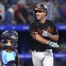Adam Frazier, derecha, de los Orioles de Baltimore, celebra su cuadrangular de dos carreras en contra de los Azulejos de Toronto con Jorge Mateo durante la novena entrada del juego de béisbol, el viernes 19 de mayo de 2023, en Toronto. (Chris Young/The Canadian Press vía AP)