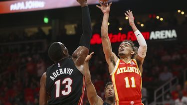Con tiro de Young al final, Hawks vencen al Heat