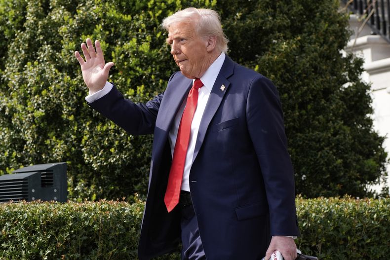 El presidente de EEUU, Donald Trump, se despide tras recibir a los campeones de la liga colegial de futbol americano 2025, la Universidad Estatal de Ohio, en el jardín sur de la Casa Blanca el lunes 14 de abril de 2025, en Washington. (AP Foto/Alex Brandon)
