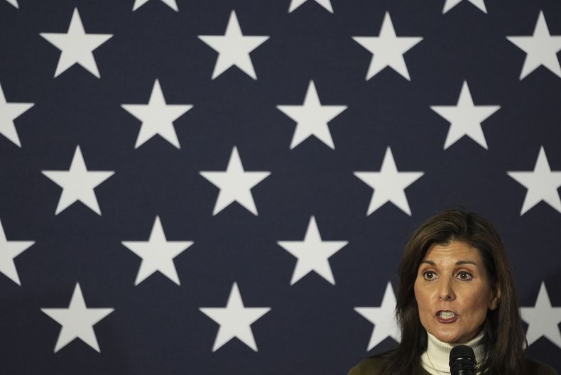 La aspirante a la candidatura republicana a la presidencia y exembajadora ante Naciones Unidas Nikki Haley habla en un acto de campaña el sábado 13 de enero de 2024 en Iowa City, Iowa. (AP Foto/Abbie Parr)