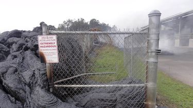 americateve | En esta imagen tomada el 13 de noviembre de 2014 y proporcionada por el centro geol&oacute;gico de Estados Unidos, la lava del volc&aacute;n Kilauea rodea una valla de la estaci&oacute;n de tratamiento de basuras de Pahoa, en Hawai. (Foto AP/U.S. Geologic