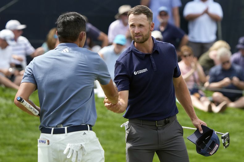 Wyndham Clark, derecha, estrecha manos con Collin Morikawa después de terminar su recorrido en la segunda ronda del torneo de golf Players Championship, el viernes 15 de marzo de 2024, en Ponte Vedra Beach, Florida. (AP Foto/Lynne Sladky)